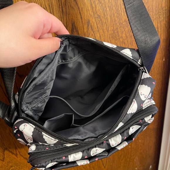 Cute heart and ghost crossbody bag. - Picture 4 of 6